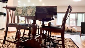 Un comedor con una mesa, sillas y un tapete estampado.