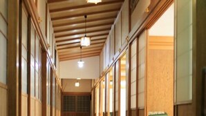 A corridor with wooden beams, a polished floor, and traditional sliding doors. - Koyasan Bekkaku Honzan Myo'o-in Temple Lodging (Koya)