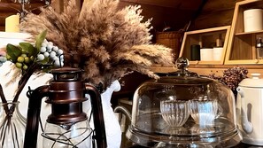 A kitchen with a copper pot, a glass teapot, and decorative plants. - Chichinpuipui House (Kirishima)