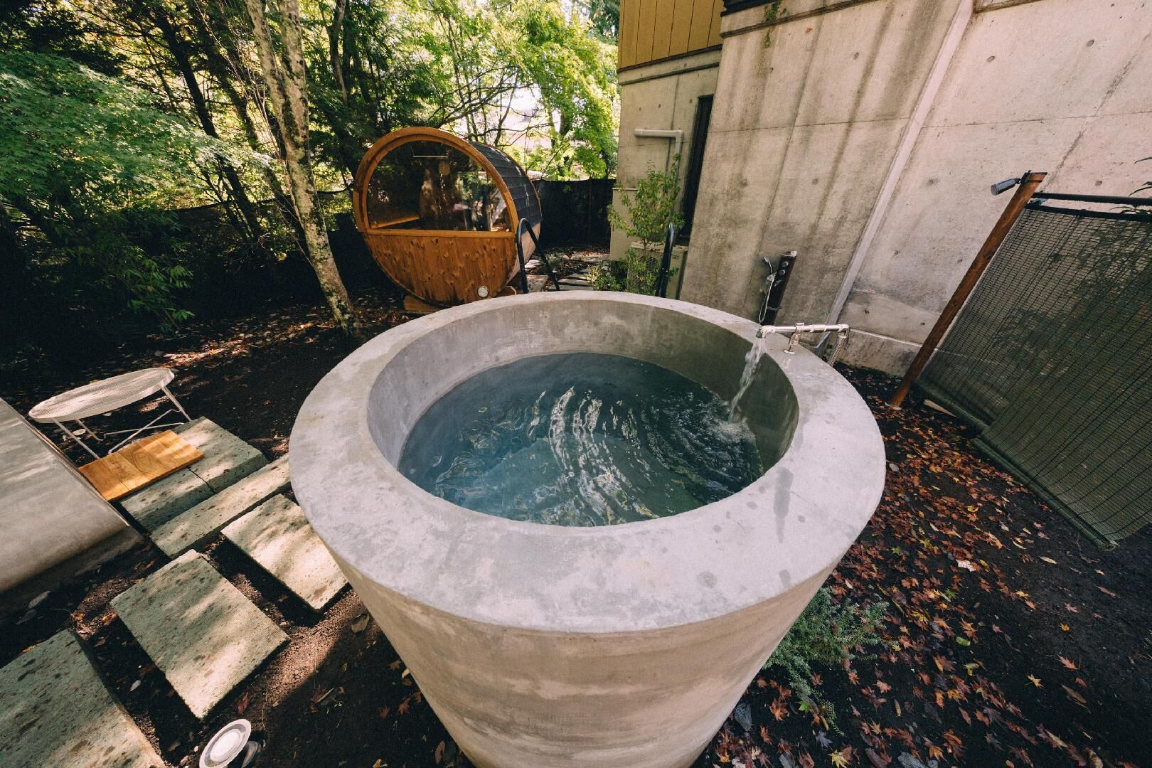 Outdoor spa tub