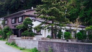 Un barrio residencial con casas, un camino de grava y un muro de piedra.