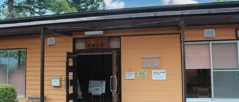Un bâtiment sur lequel on peut lire les mots « RESTAURANT » et « CLUB » sur une enseigne à l’avant.