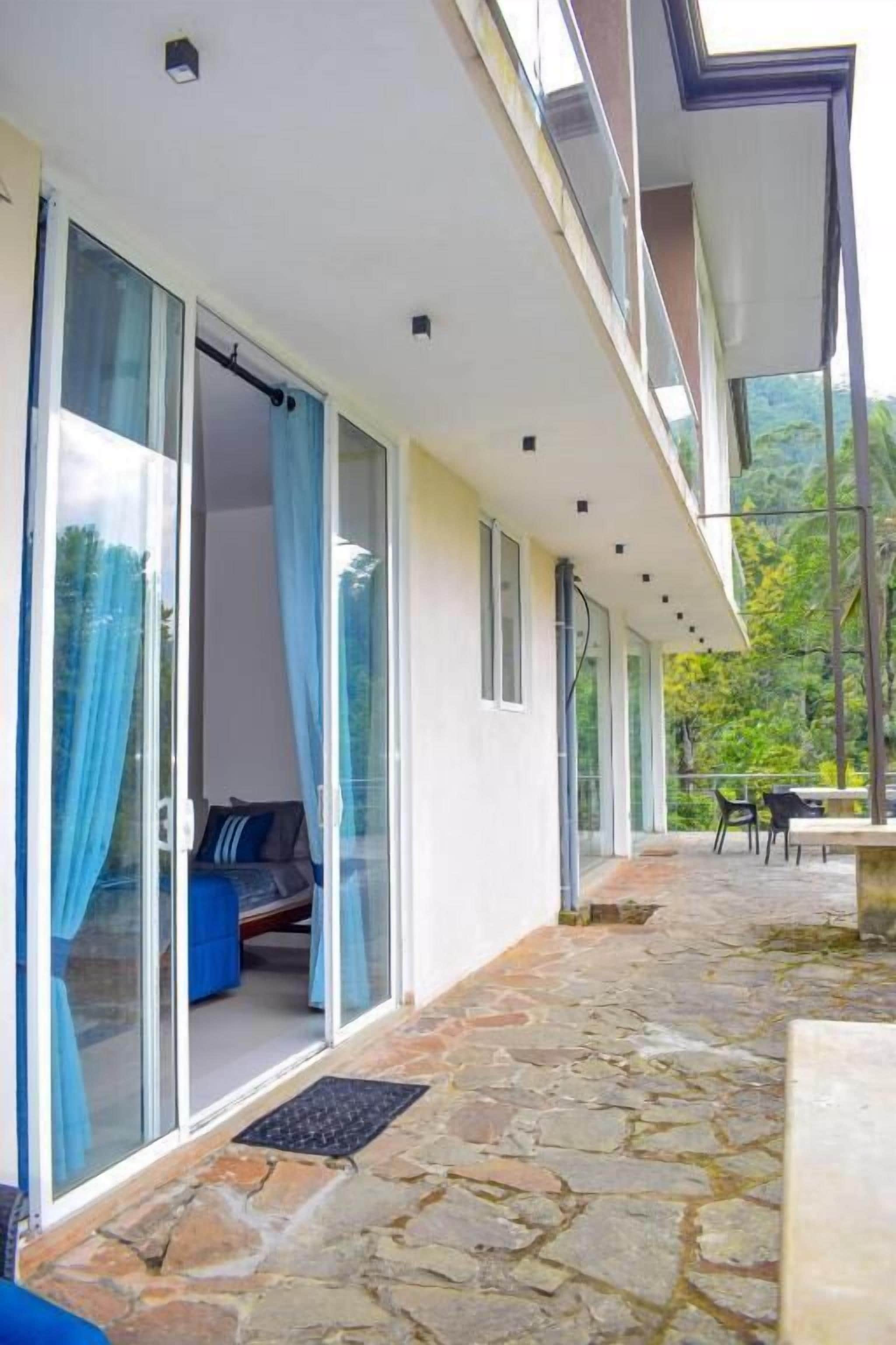 Quarto duplo standard, vista para o jardim | Detalhe da fachada