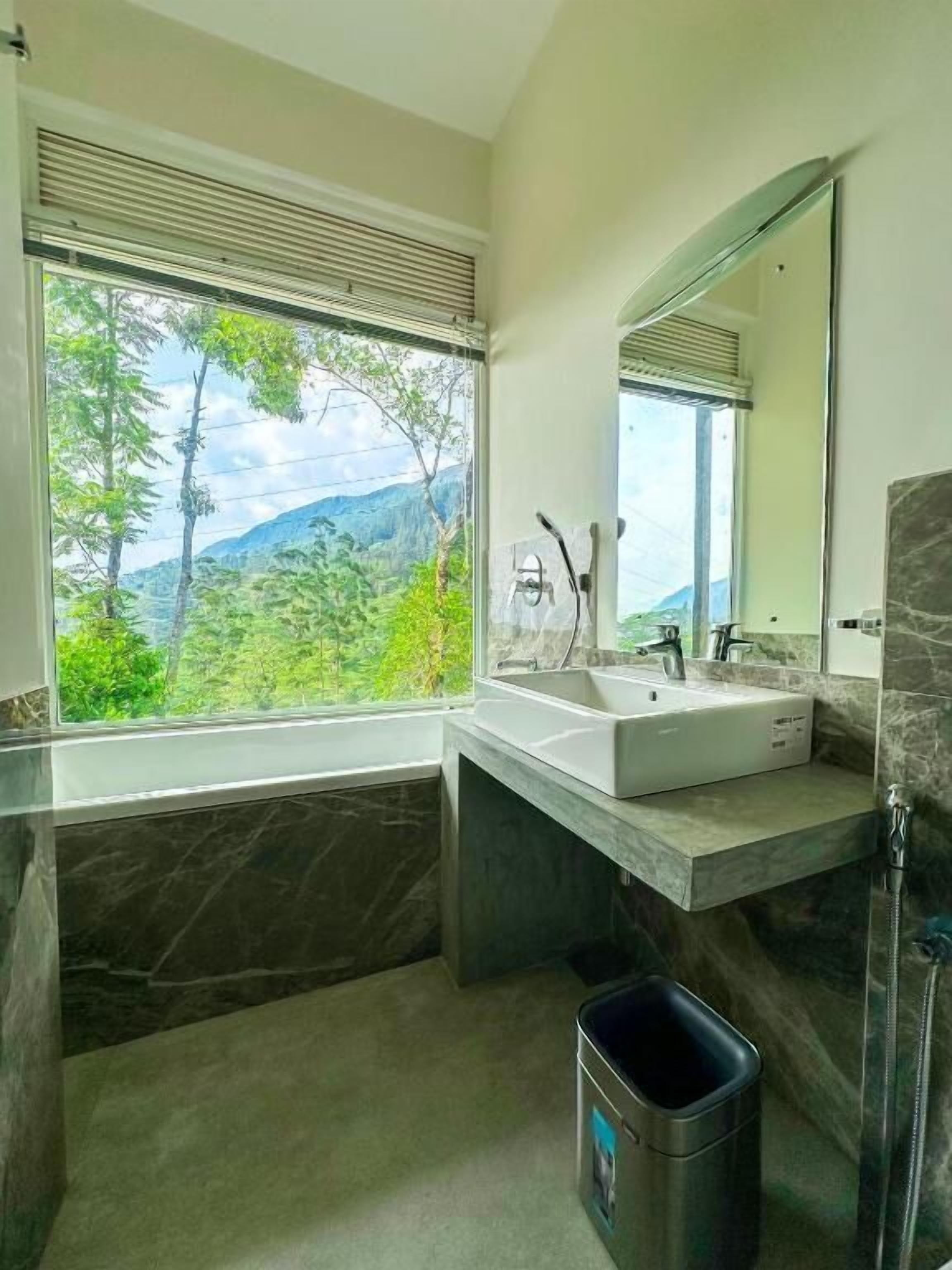 Deluxe Double Room, Balcony, Garden View | Bathroom