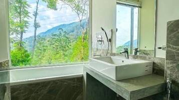 Deluxe Double Room, Balcony, Garden View | Bathroom