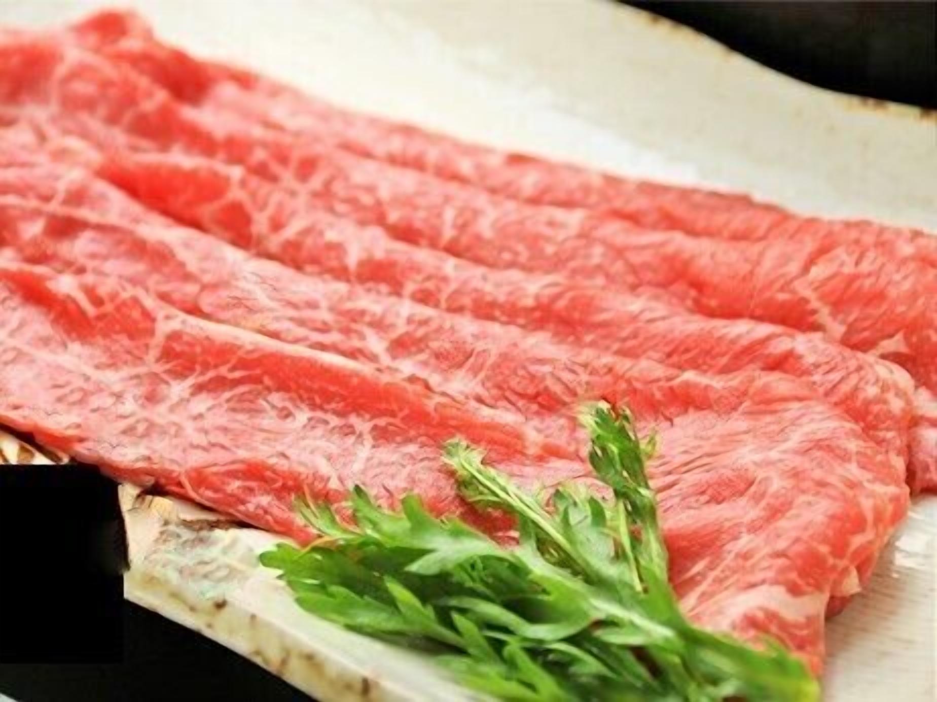 De la viande crue sur une planche à découper, garnie de persil.