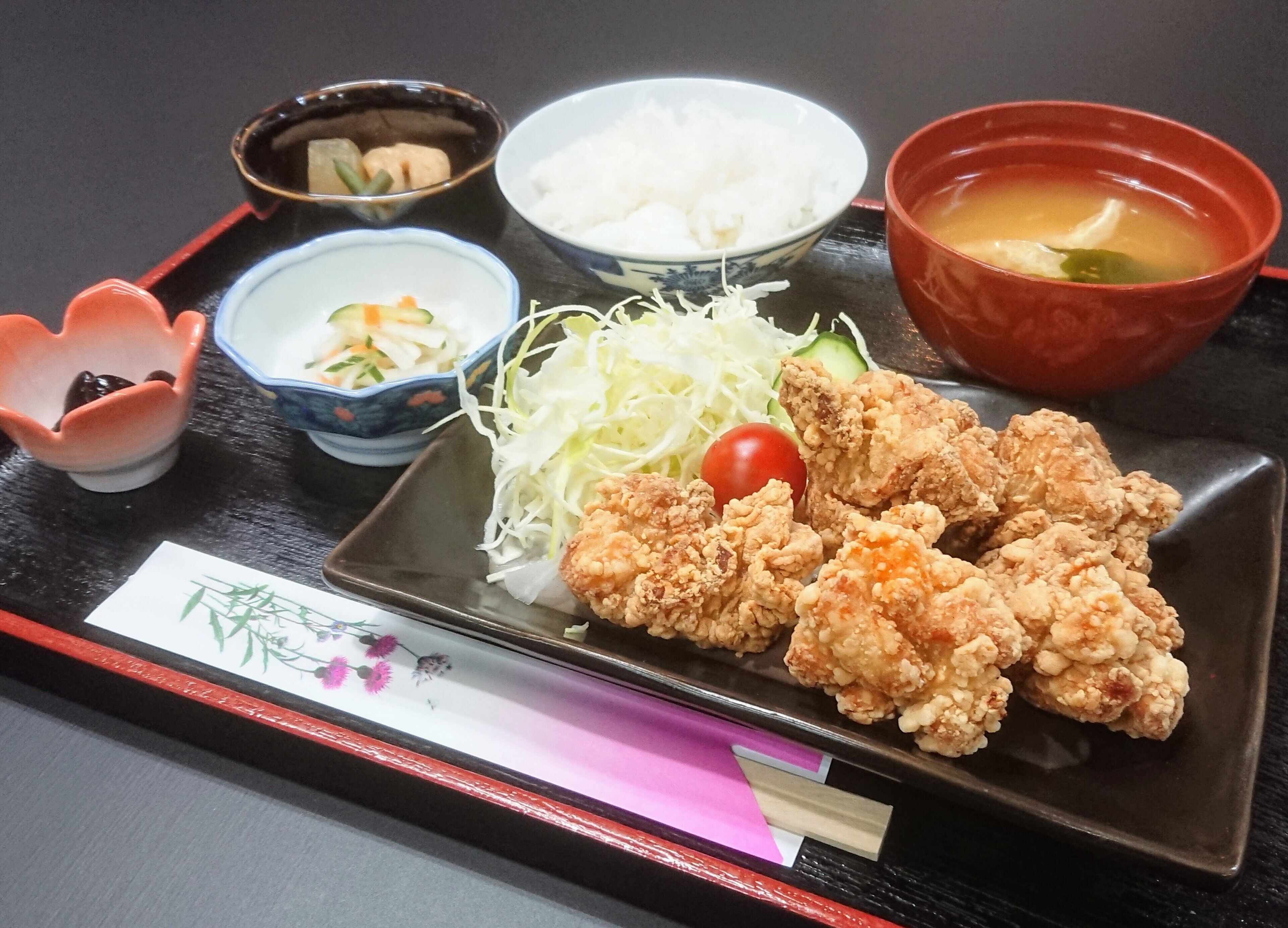 Een traditionele Japanse maaltijd met gefrituurd kip, rijst en soep.