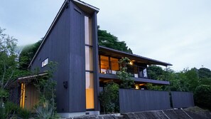 A modern two-story house with a large balcony and a flat roof. - Manomano (Sumoto)