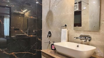 Superior tweepersoonskamer, uitzicht op de stad | Badkamer | Een douche, gratis toiletartikelen, handdoeken, zeep