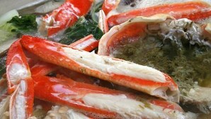 A lobster boiling in a pot with some greens. - Ryokan Urashima (Echizen)