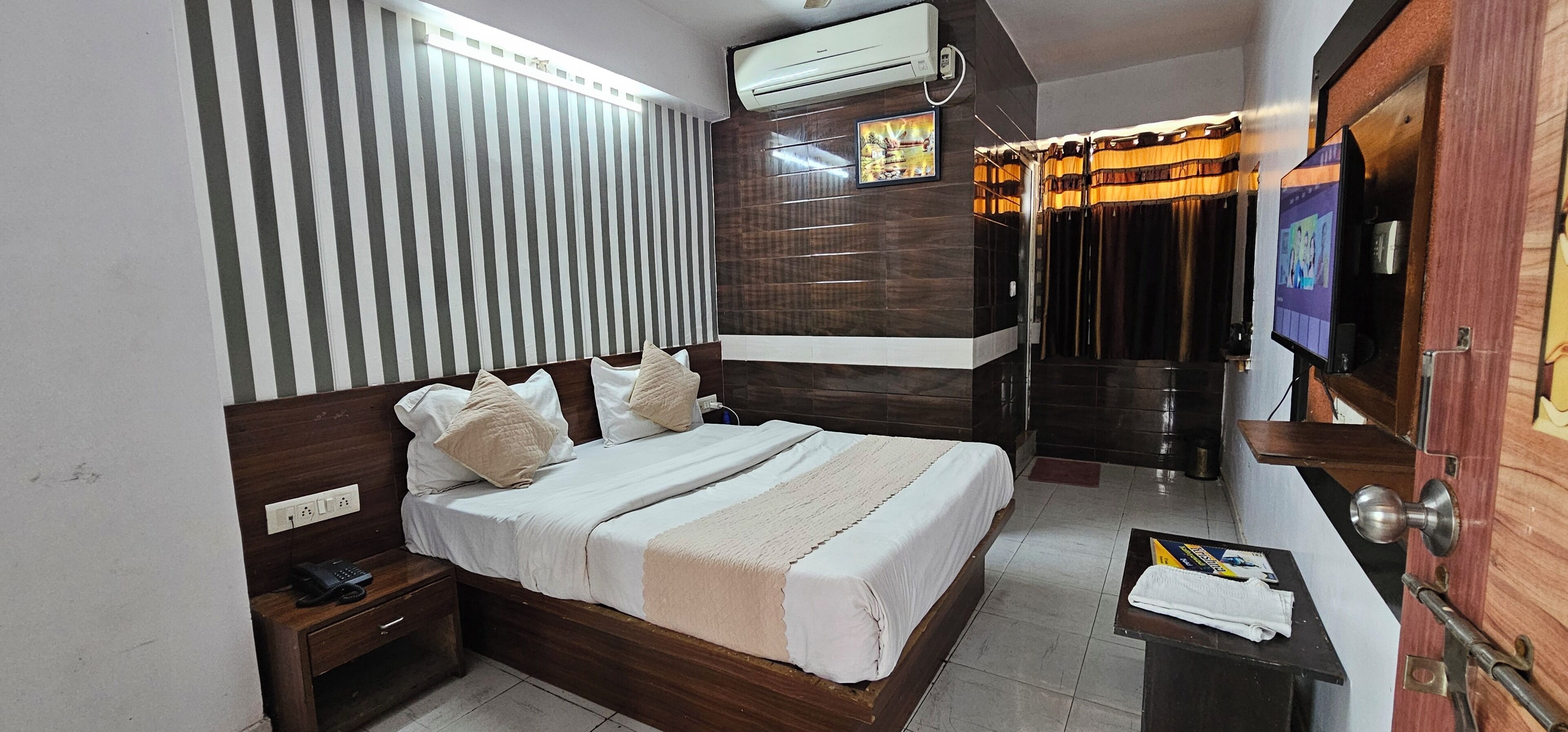 Deluxe Double Room, City View | Desk, laptop workspace, iron/ironing board, WiFi (free)