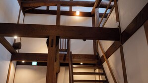 Estructura de techo de madera con vigas visibles e iluminación empotrada.