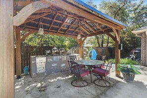 Outdoor dining - Emerald Coast Escape (Fort Walton Beach)