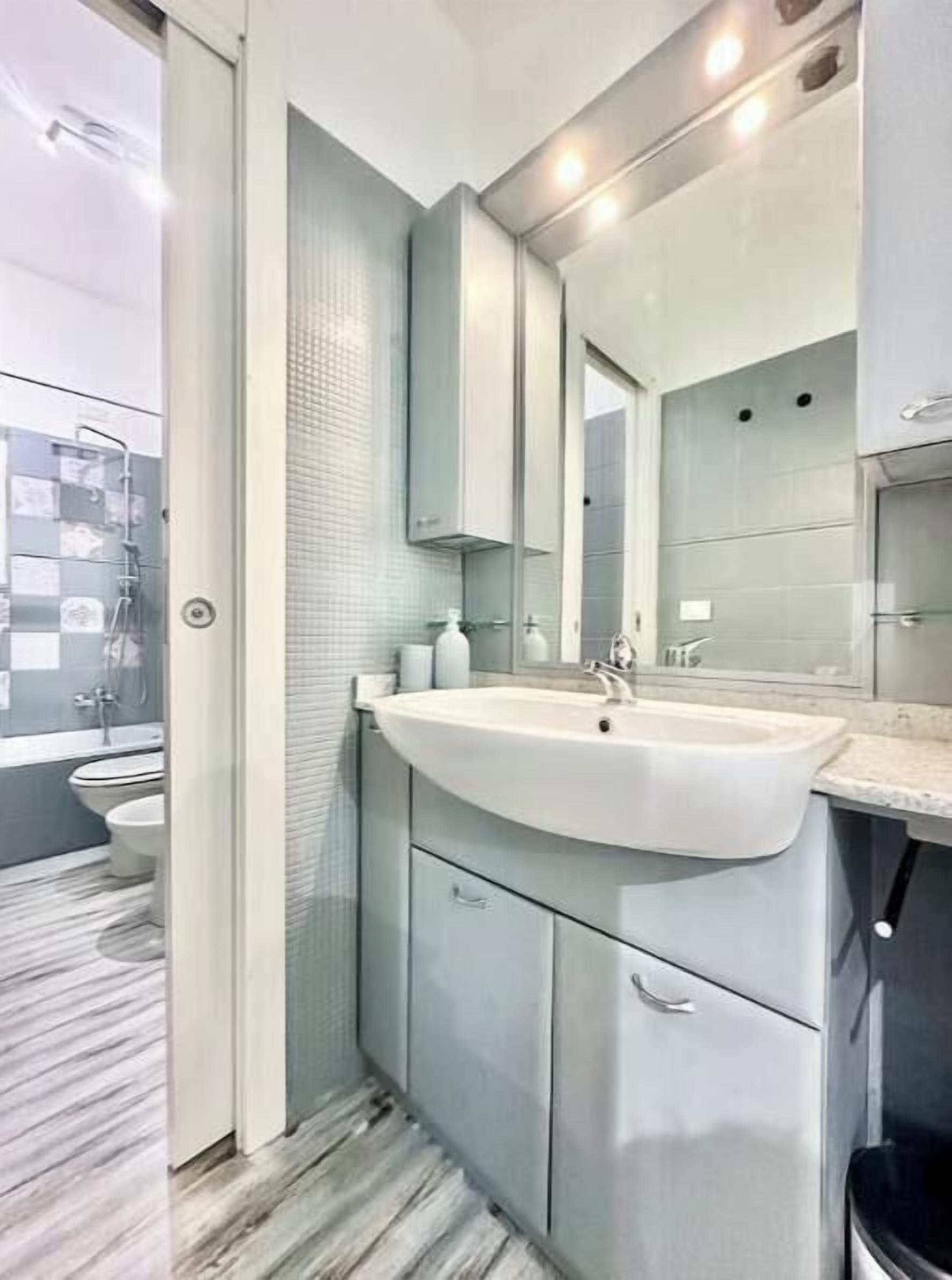 Sèche-cheveux, bidet, serviettes fournies, savon
