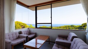 Living area - Izu Atagawa Onsen Yurakutei (Higashiizu)