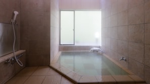 A walk-in shower with a glass-enclosed bathtub, a window with frosted glass, and a tiled floor. - Izu Atagawa Onsen Yurakutei (Higashiizu)