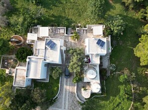 Ein modernes Gebäude mit mehreren Dachterrassen, Solaranlagen und einem zentralen Innenhof.