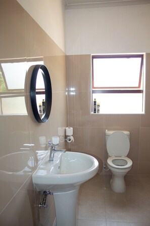 Shower, soap, toilet paper - Chiyedza Place (Juliasdale)