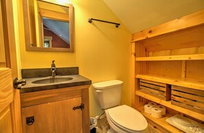 Bathroom - Peaceful 2-bedroom cabin in charming Oakland perfect for relaxing getaway (Oakland)