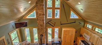 Peaceful 2-bedroom cabin in charming Oakland perfect for relaxing getaway
