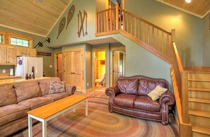 Living area - Peaceful 2-bedroom cabin in charming Oakland perfect for relaxing getaway (Oakland)