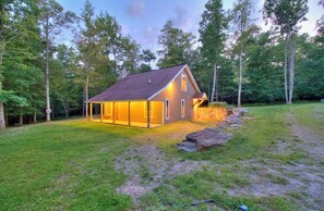 Exterior - Peaceful 2-bedroom cabin in charming Oakland perfect for relaxing getaway (Oakland)