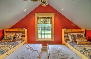 Room - Peaceful 2-bedroom cabin in charming Oakland perfect for relaxing getaway (Oakland)
