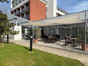Outdoor dining - Aquamed Hotel Harkány (Harkány)