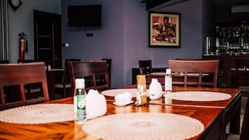 Mittagessen und Abendessen, lokale und internationale Küche