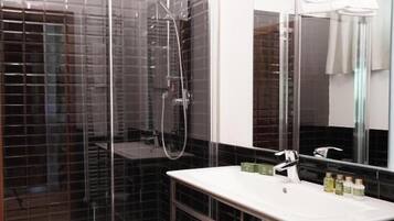 Dusche, Haartrockner, Handtücher, Seife