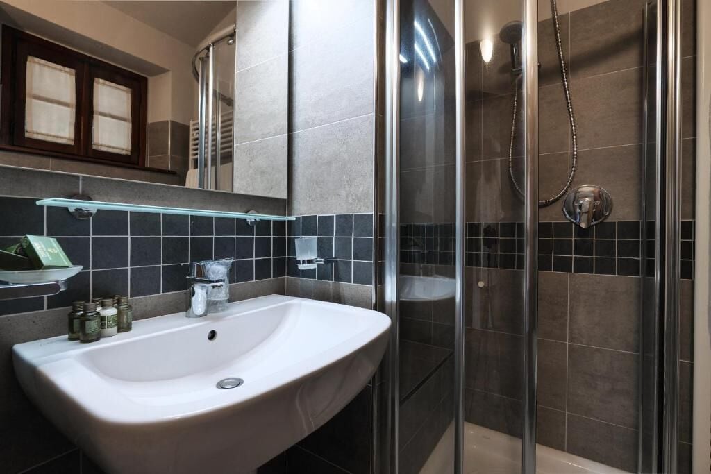 Chambre Confort Double ou avec lits jumeaux, patio, vue jardin | Salle de bain