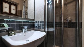 Chambre Confort Double ou avec lits jumeaux, patio, vue jardin | Salle de bain