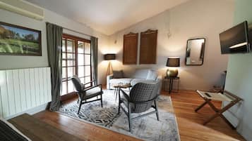 Superior Double Room, Patio, Garden View | Living area