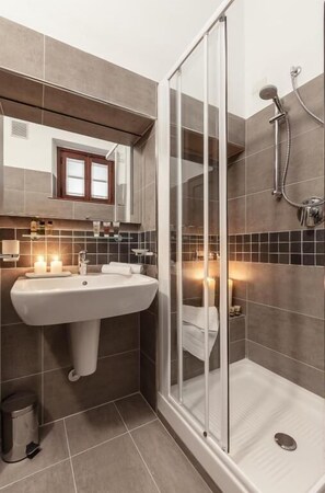 Kahden hengen comfort-huone (yksi tai kaksi sänkyä), patio, näköala puutarhaan | Kylpyhuone | Suihku, hiustenkuivaaja, pyyhkeet, saippua
