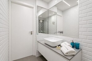 Sèche-cheveux, serviettes fournies, savon, papier toilette