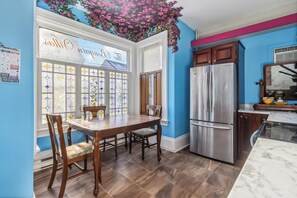 Private kitchen - 1 Bedroom Deluxe Apartment Downtown Liverpool with Jacuzzi - Suite A (Liverpool)