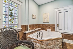 Bathroom - 1 Bedroom Deluxe Apartment Downtown Liverpool with Jacuzzi - Suite A (Liverpool)