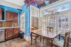 Dining - 1 Bedroom Deluxe Apartment Downtown Liverpool with Jacuzzi - Suite A (Liverpool)