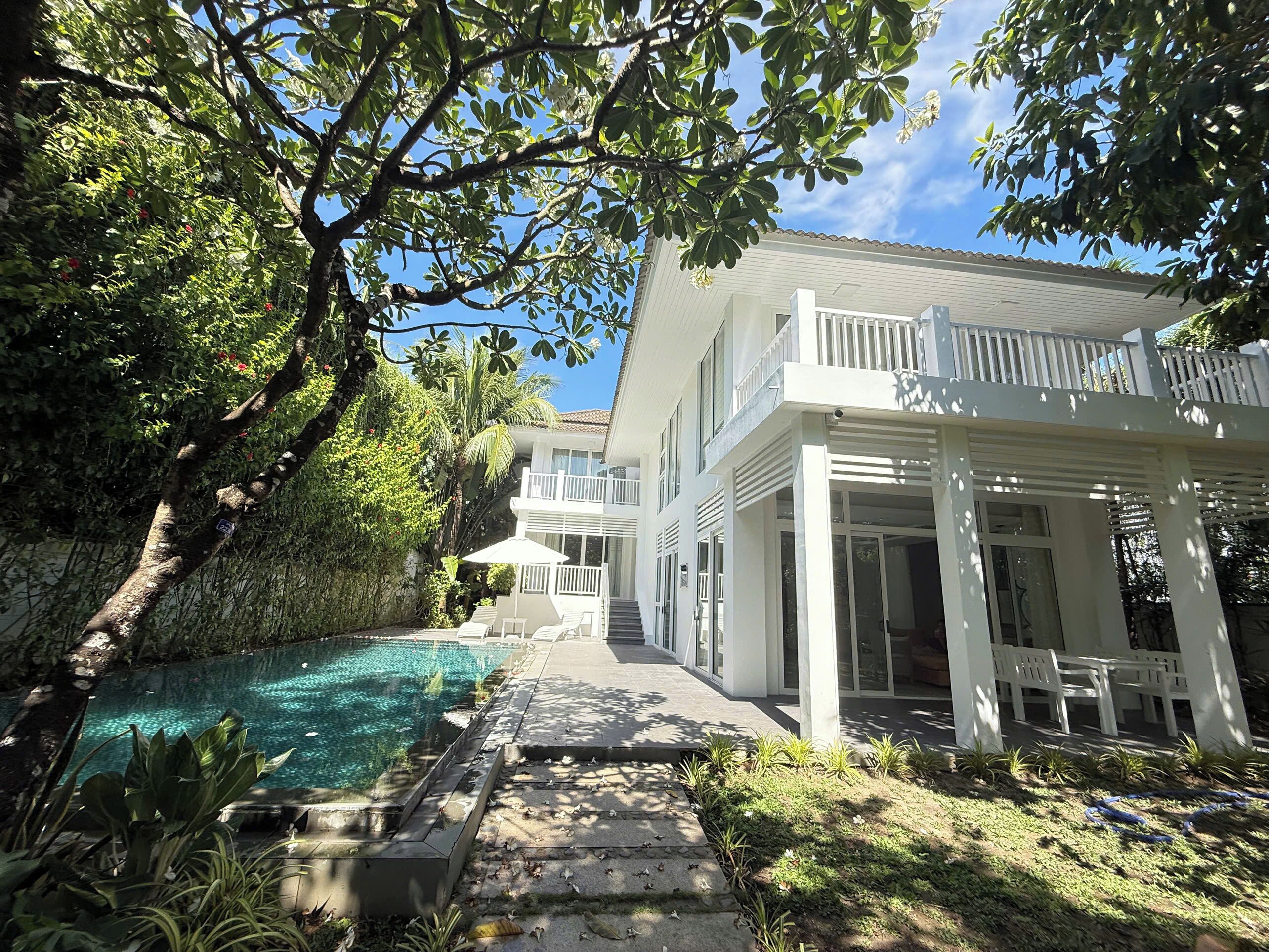 Villa, vue partielle sur la mer
