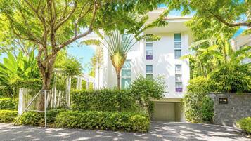 Vila, 4 quartos, piscina particular, no jardim | Vista para o jardim