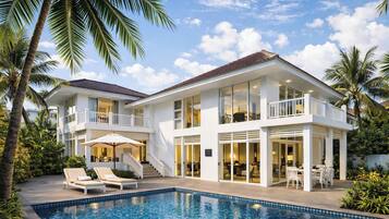 Villa, 4 habitaciones, alberca privada, vista parcial al mar | Escritorio y ropa de cama