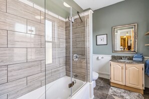 Bathroom - 2 Bedroom Deluxe Main Street Downtown Liverpool Suite C (Liverpool)