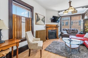 Living area - 2 Bedroom Deluxe Main Street Downtown Liverpool Suite C (Liverpool)
