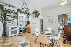 Private kitchen - 2 Bedroom Deluxe Main Street Downtown Liverpool Suite C (Liverpool)