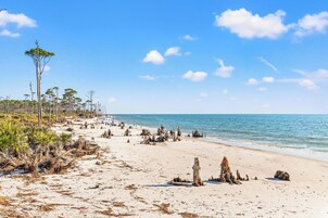Una playa cerca, arena blanca