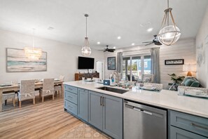 Casa, 4 quartos, piscina particular | Cozinha privada | Geladeira grande, micro-ondas, fogão, cooktop