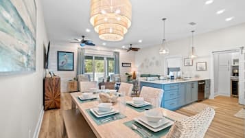 House, 4 Bedrooms, Private Pool | In-room dining