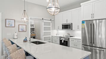 House, 4 Bedrooms, Private Pool | Private kitchen | Full-size fridge, microwave, oven, stovetop