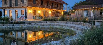 Modernes Hofapartment mit Schwimmteich