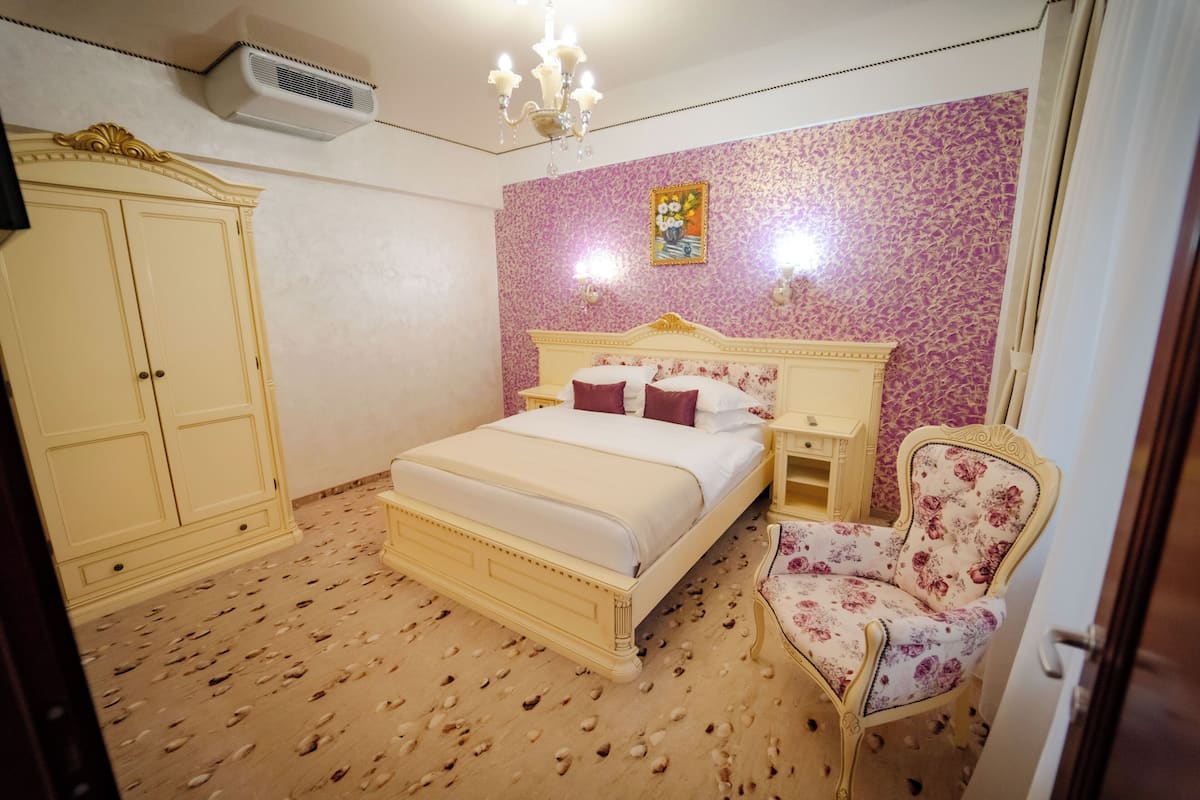 Deluxe Suite, 1 Bedroom, Balcony | In-room safe, desk, iron/ironing board (on request), WiFi (free)
